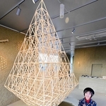 天井からつり下げられたヒンメリ作品と煙山昭子さん＝土のミュージアムＳＨＩＤＯ