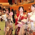 「二十歳のつどい」に参加した晴れ着姿の若者ら＝南あわじ市文化体育館