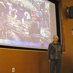 富島地区での救出作業を見ながら映像の活用について語る、北淡震災記念公園の大浅田恭典さん（右）と神子素孝輝さん＝淡路市小倉