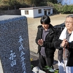 あの日の記憶、今も鮮明　震災で自宅倒壊、母亡くした淡路の男性　長男と墓を訪れ「見守って」