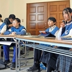 オンライン交流会で取り組みを発表する南あわじ市防災ジュニアリーダー＝南あわじ市役所