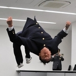 トリッキングの技を披露する花田善さん＝南あわじ市役所