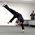 トリッキングの技を披露する花田善さん＝南あわじ市役所