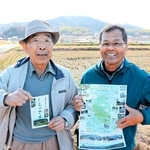 白巣山を背に、ウオーキングマップを手にする花岡幸男さん（左）と原田和文さん＝洲本市五色町鮎原