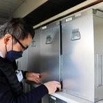 投票箱の確認など選挙準備を進める淡路市職員＝淡路市役所