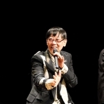 トークショーで故郷の思い出を語る堀井雄二さん＝洲本市文化体育館