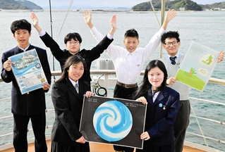 渦潮をテーマに創作した絵本などを手にする「ＷＥ　ＬＯＶＥ　ＵＺＵプロジェクト」のメンバー＝福良港