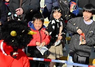 ステージに登場した鬼に、力いっぱい豆を投げる子どもら＝淡路ワールドパークＯＮＯＫＯＲＯ