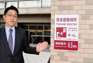プールサイドの壁に設置された避難誘導看板。「安心に過ごしてもらえる温泉地を目指したい」と話す木下学さん＝ホテルニューアワジ