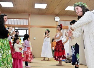 フラダンスの衣装を着て、手の動きやステップを教わる子どもら＝南あわじ市市青木