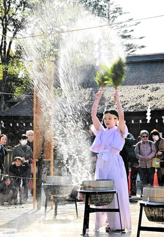湯立神楽祭で勢いよく湯を振りまく巫女＝伊弉諾神宮