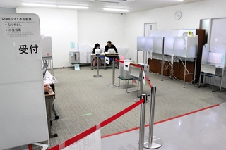 淡路市役所に開設されている衆院選の期日前投票所