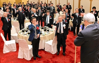 創立７０周年を祝って乾杯する洲本ロータリークラブの会員ら＝洲本市小路谷、ホテルニューアワジ（撮影・内田世紀）