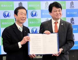 包括連携協定を締結した杉山正和所長（右）と守本憲弘市長＝南あわじ市役所