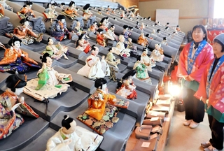 瓦屋根に並べられたひな人形。きらびやかな衣装が瓦に映える＝南あわじ市津井