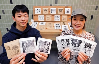 「高校生パッケージ」のドリップバッグを手にする柏木汰希さん（左）と富田夢子さん＝洲本市本町５