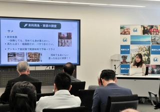 「地域おこし協力隊」の活動報告会で、市民や市職員らを前に発表する長坂美黎さん＝南あわじ市役所