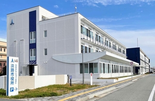 淡路市役所庁舎＝淡路市生穂新島