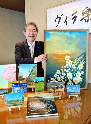 淡路島の風景を鮮やかな色彩で表現する影山浩一さん。「勤務後に毎晩３時間ほど、無心で描いている」とほほ笑む＝ホテルニューアワジ