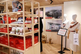 期間限定のオフィシャルストア。アテンダントの制服の試着や公式グッズの購入ができる＝淡路市野島轟木