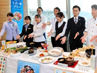 アイデアあふれるメニューを紹介する、南あわじ市と鳴門市の宿泊施設や飲食店スタッフ＝南あわじ市福良丙