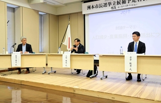 洲本市長選に向けた討論会で、市の課題について政策や意見を述べる立候補予定者の２人＝洲本市文化体育館