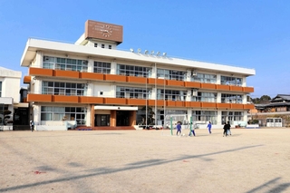 校庭で児童が遊ぶ堺小学校。全校児童は５５人で、統合が予定されている＝洲本市五色町上堺