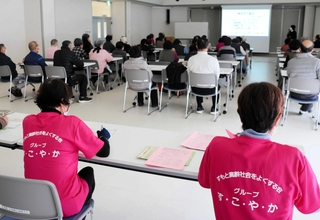 高齢者の課題に取り組む市民グループ。「行政と住民は両輪」と強調する＝洲本市山手２