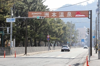 市街地から温泉へ向かう通り。宿泊客を街中に呼び込む動線が必要とされる＝洲本市海岸通