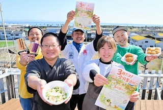 初のグルメイベントを開く飲食店主ら＝淡路市佐野