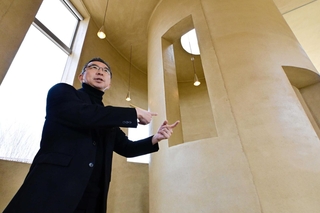 室内が渦を描く「渦の家」のデザインについて説明する藤本壮介氏＝淡路市野島常盤