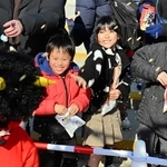 ステージに登場した鬼に、力いっぱい豆を投げる子どもら＝淡路ワールドパークＯＮＯＫＯＲＯ