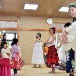 フラダンスの衣装を着て、手の動きやステップを教わる子どもら＝南あわじ市市青木