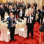 創立７０周年を祝って乾杯する洲本ロータリークラブの会員ら＝洲本市小路谷、ホテルニューアワジ（撮影・内田世紀）