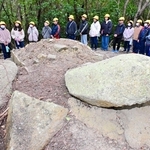 天井石が露出した郡家古墳を見学する児童ら＝淡路市郡家
