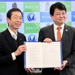 包括連携協定を締結した杉山正和所長（右）と守本憲弘市長＝南あわじ市役所