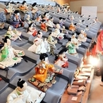 瓦屋根に並べられたひな人形。きらびやかな衣装が瓦に映える＝南あわじ市津井