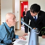 読書器で読み上げられた音声を聞く入居者＝五色園