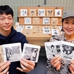 「高校生パッケージ」のドリップバッグを手にする柏木汰希さん（左）と富田夢子さん＝洲本市本町５