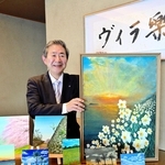 淡路島の風景を鮮やかな色彩で表現する影山浩一さん。「勤務後に毎晩３時間ほど、無心で描いている」とほほ笑む＝ホテルニューアワジ