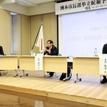 洲本市長選に向けた討論会で、市の課題について政策や意見を述べる立候補予定者の２人＝洲本市文化体育館