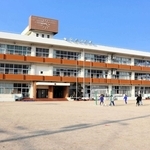 校庭で児童が遊ぶ堺小学校。全校児童は５５人で、統合が予定されている＝洲本市五色町上堺