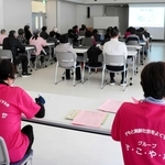 高齢者の課題に取り組む市民グループ。「行政と住民は両輪」と強調する＝洲本市山手２