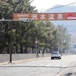 市街地から温泉へ向かう通り。宿泊客を街中に呼び込む動線が必要とされる＝洲本市海岸通