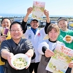 初のグルメイベントを開く飲食店主ら＝淡路市佐野