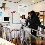 北淡震災記念公園のメモリアルハウスを見学するウィーン工科大の学生ら＝淡路市小倉