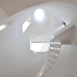 らせん状の階段と白い壁が印象的な「楼の家」の内部＝淡路市野島常盤