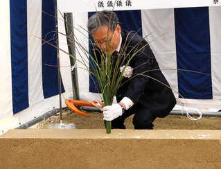 起工式で安全祈願をする関係者＝南あわじ市広田広田