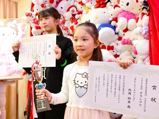 グランプリに輝いた北岡紗英さん（右）と優秀賞の丸谷蘭さん＝淡路市野島平林