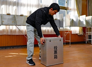 投票箱が運び込まれ、設営が進む投票所＝洲本市山手３